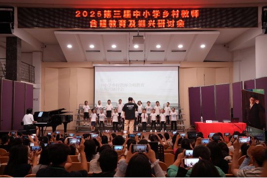 胡安老师携上海市高等教育学会文化艺术教育专业委员会附属华音少年外语合唱团的小团员们在《音乐素质公益课程》上进行现场示范
