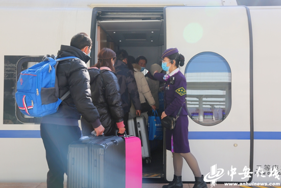 2月20日，约1000名阜阳及周边地区务工人员乘g9413次返程专列前往义乌。列车乘务人员正在引导旅客上车。 梁浩然 摄