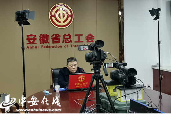 3月5日,王永胜在首场全省工会网上就业创业援助月职业指导师专场上传授应聘技巧。