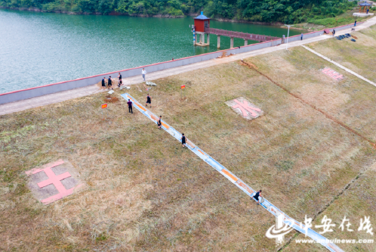  芜湖市繁昌区平铺镇，抢险队员正在对水库“险情”进行应急抢险处置演练