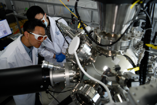中国科学院合肥物质科学研究院强磁场科学中心实验室,这是2023年6月28日研究员在检查真空中的样品及等离子体羽辉情况。新华社记者 张端 摄