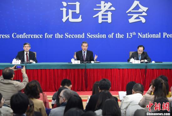 3月8日,十三届全国人大二次会议新闻中心举行记者会,邀请国务委员兼外交部长王毅就“中国外交政策和对外关系”相关问题回答中外记者提问。中新社记者 侯宇 摄