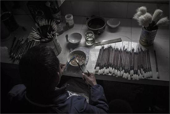 笔头上胶定型。