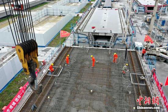 资料图：建设者有序投入复工复产。 韩苏原 摄