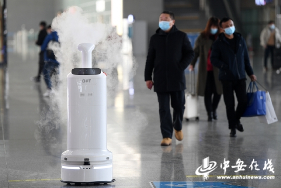 1月18日，空气环境自动消毒机器人“小创”在合肥南站通过自动识别路径进行喷洒消毒