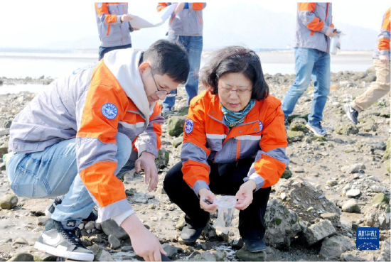  印萍（右）与同事进行野外取样调查（资料照片）。新华社记者 王凯 摄
