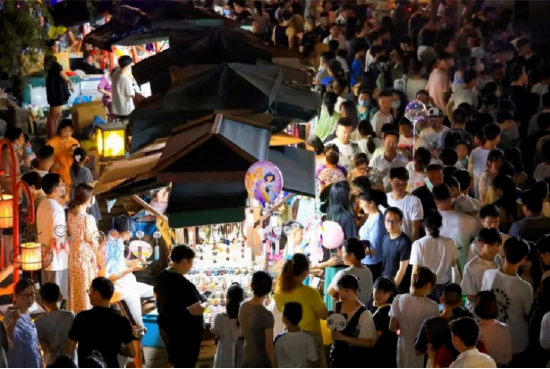 黄山夜市，前来购物游玩的市民众多（图片来自黄山日报）