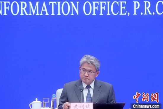 7月23日,中国国务院新闻办公室在北京举行新闻发布会,介绍2020年上半年工业通信业发展情况。中国工业和信息化部新闻发言人黄利斌出席。 中新社记者 张宇 摄