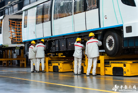  中车浦镇阿尔斯通运输系统有限公司工人在轨道交通车辆生产线上工作