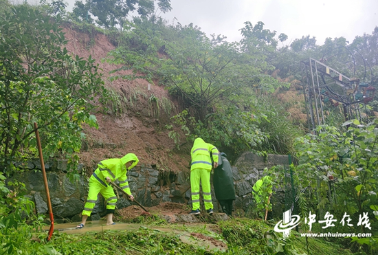 六武高速梅山服务区排查滑坡地段