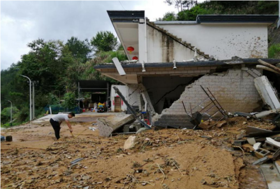 (图2:国元保险岳西支公司赴受暴雨影响倒塌农房现场进行查勘定损)