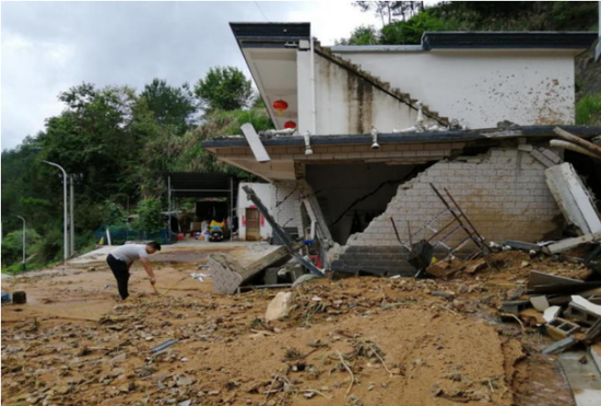 （图2：国元保险岳西支公司赴受暴雨影响倒塌农房现场进行查勘定损）