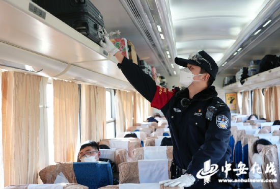  乘警刘世豪在帮旅客整理行李