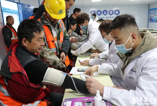 关爱农民工爱心义诊活动现场