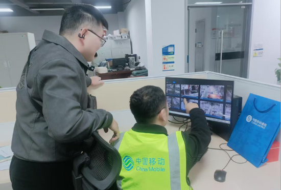 (安徽移动工作人员在介绍生猪养殖及屠宰场远程监控平台)