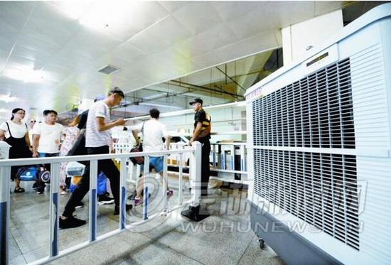 芜湖火车站出租车待客区高温依旧 市重点局给