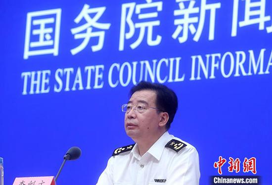 7月14日,国务院新闻办公室在北京举行新闻发布会,介绍2020年上半年进出口情况。中国海关总署新闻发言人李魁文表示,上半年中国外贸进出口整体表现“好于预期”。中新社记者 张宇 摄