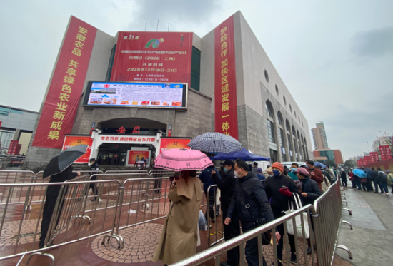 寒风阵阵阻挡不了上海人对安徽农产品的购买热情