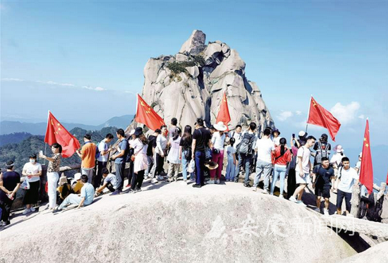  在天柱山景区，游客登顶观赏天柱山主峰。 通讯员 徐若琼 摄