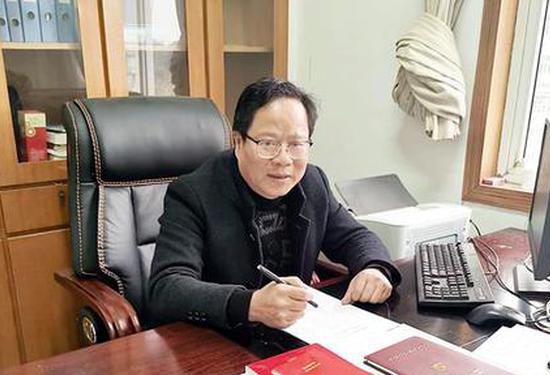 雷龙中正在工作,黝黑的皮肤已经变白了。 全媒体记者 程呈 摄