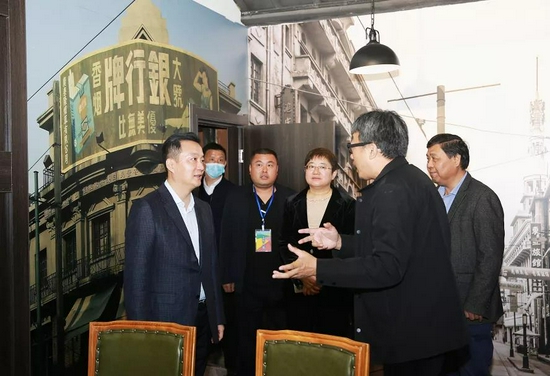 启动仪式后集体参观巡展