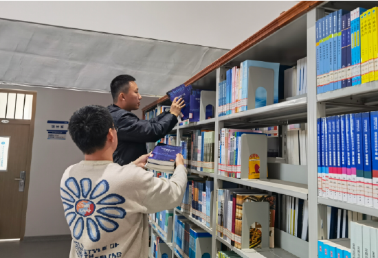 民警蒋胜松到安徽医科大学临床医学院的校图书馆,志愿协助图书馆管理老师整理书架、打扫馆内卫生