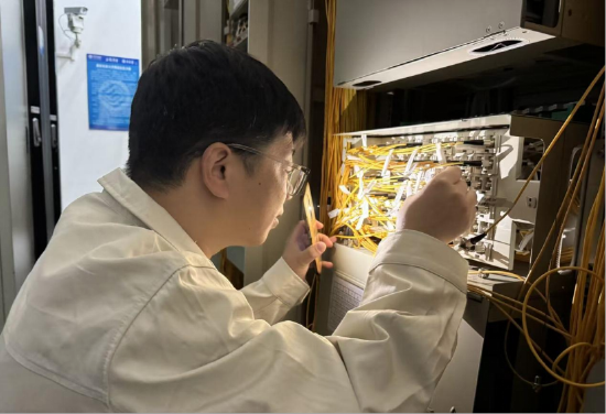 (安徽移动工作人员在进行网络优化)