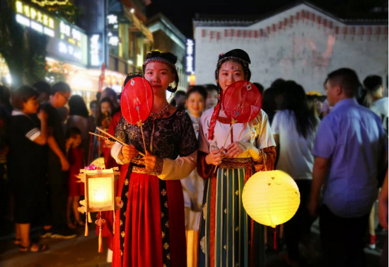 黄山市黎阳in巷汉服巡游(图源:黎阳in巷公众号)