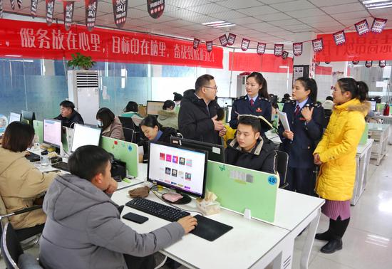 县税务局送政策“上门”,“点对点”辅导,用实打实的税惠政策和贴心服务帮助企业稳步发展