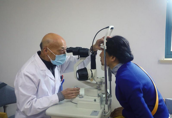 眼压检查如何操作 11b1-20d135a69adcdaba49437a66f28e1c37.png