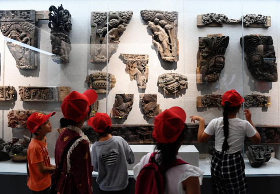  参观国安木雕文化艺术博物馆。