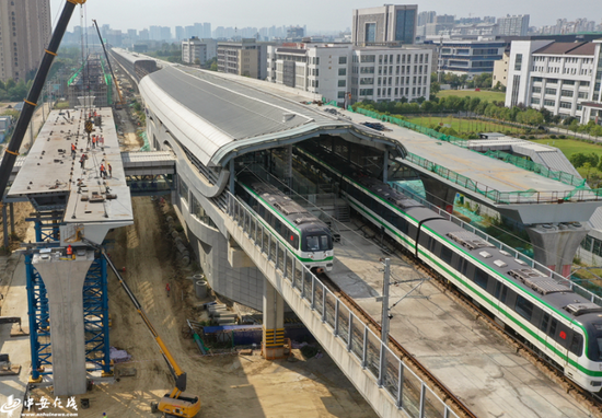  淮海大道高架完成跨轨道交通3号线钢箱梁架设