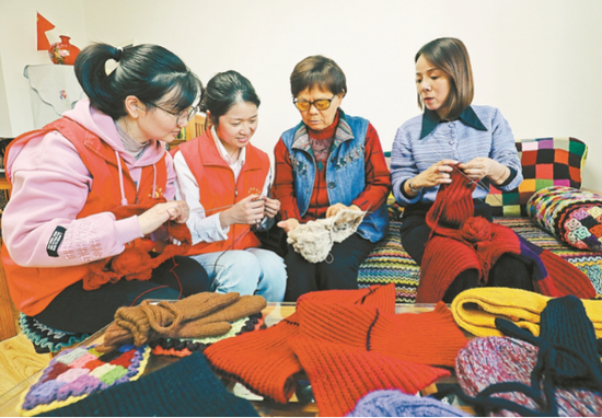  图为10月28日，社区巾帼志愿者们正在编织毛线织品。