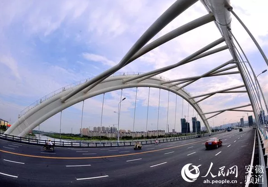 滁州加强城市道路建设，完善路网，畅通滁城内外交通。图为清流河大桥
