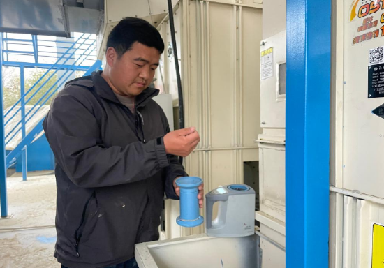 　　安徽省滁州市天长市种粮大户平东林在烘干厂房检测水稻水分。