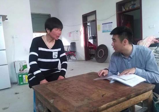 康彬同志与李寨村村民在一起