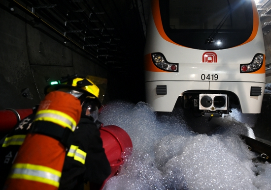 消防救援支队专门利用轨道消防车出高倍数泡沫进行覆盖，防止复燃