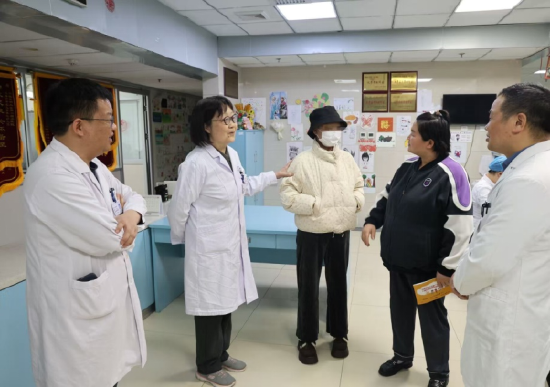 出院前医护人员送上关心与祝福