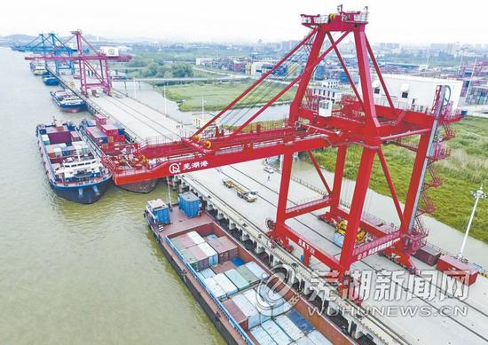2020年芜湖港完成集装箱吞吐量110万标箱，再次刷新纪录。（资料图片） 吴安亚 摄