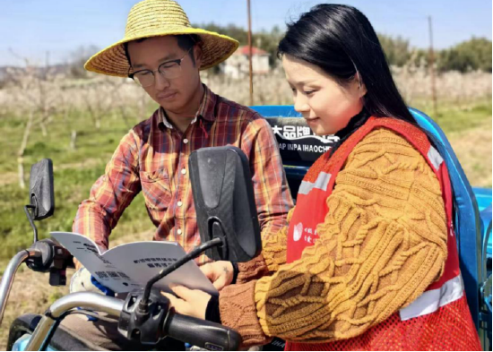 (安徽移动志愿者在为农户科普反诈知识)