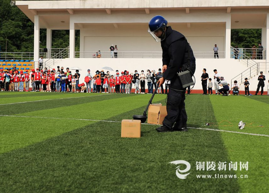 特警队员现场“排爆”