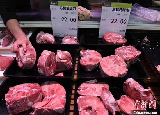 资料图:重庆市一家超市出售市政府投放的储备冻猪肉。中新社记者 周毅 摄
