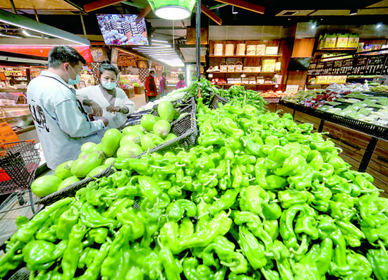 阜阳一超市内，市民正在选购蔬菜。 记者 庞诚 摄