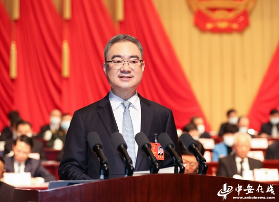 省长王清宪代表安徽省人民政府向大会作政府工作报告。（记者 刘炜鑫 摄）