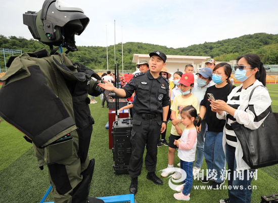 特警队员在向市民讲解警用装备的功能