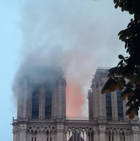 4月15日，在法国首都巴黎，发生大火的巴黎圣母院冒出浓烟。 新华社记者 杨一苗 摄