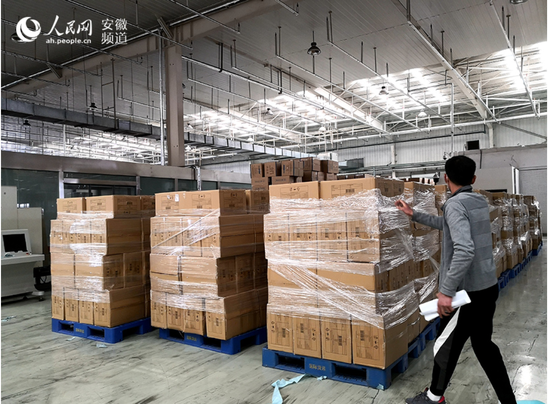 发往俄罗斯的物资 图片提供:方明杨