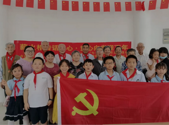 ▲今年是建党百年,李元熙(右一)积极参与红色活动。图为她和同学们前往社区看望老党员,听他们讲述党的故事。