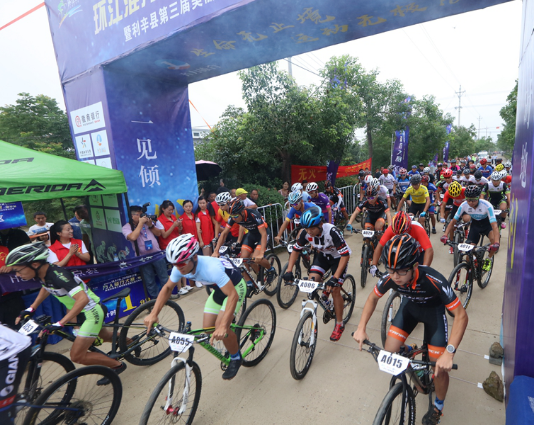 图为选手冲出起点