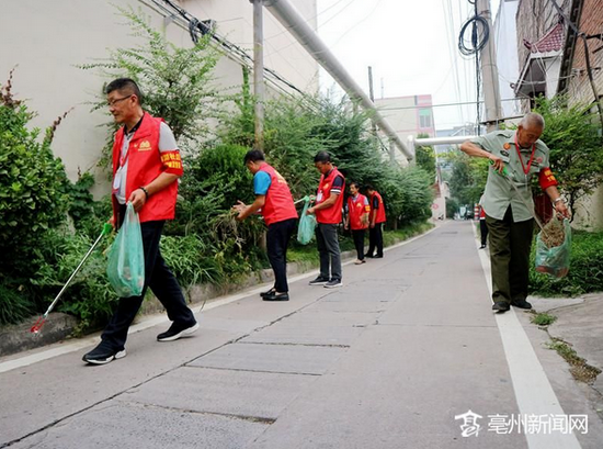 “文明创建监督员”正在捡拾垃圾